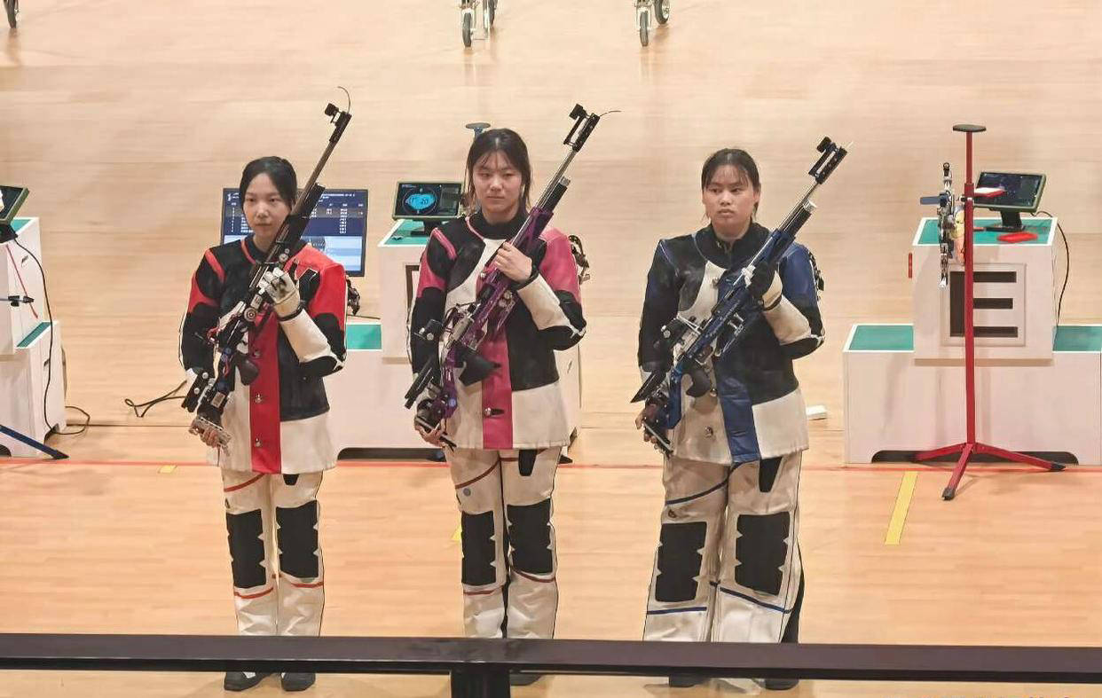 关于射击热身赛上演强强对话，陇右犀牛队逆转关东飞鹰队，团队配合流畅；宿敌对话再升级的信息