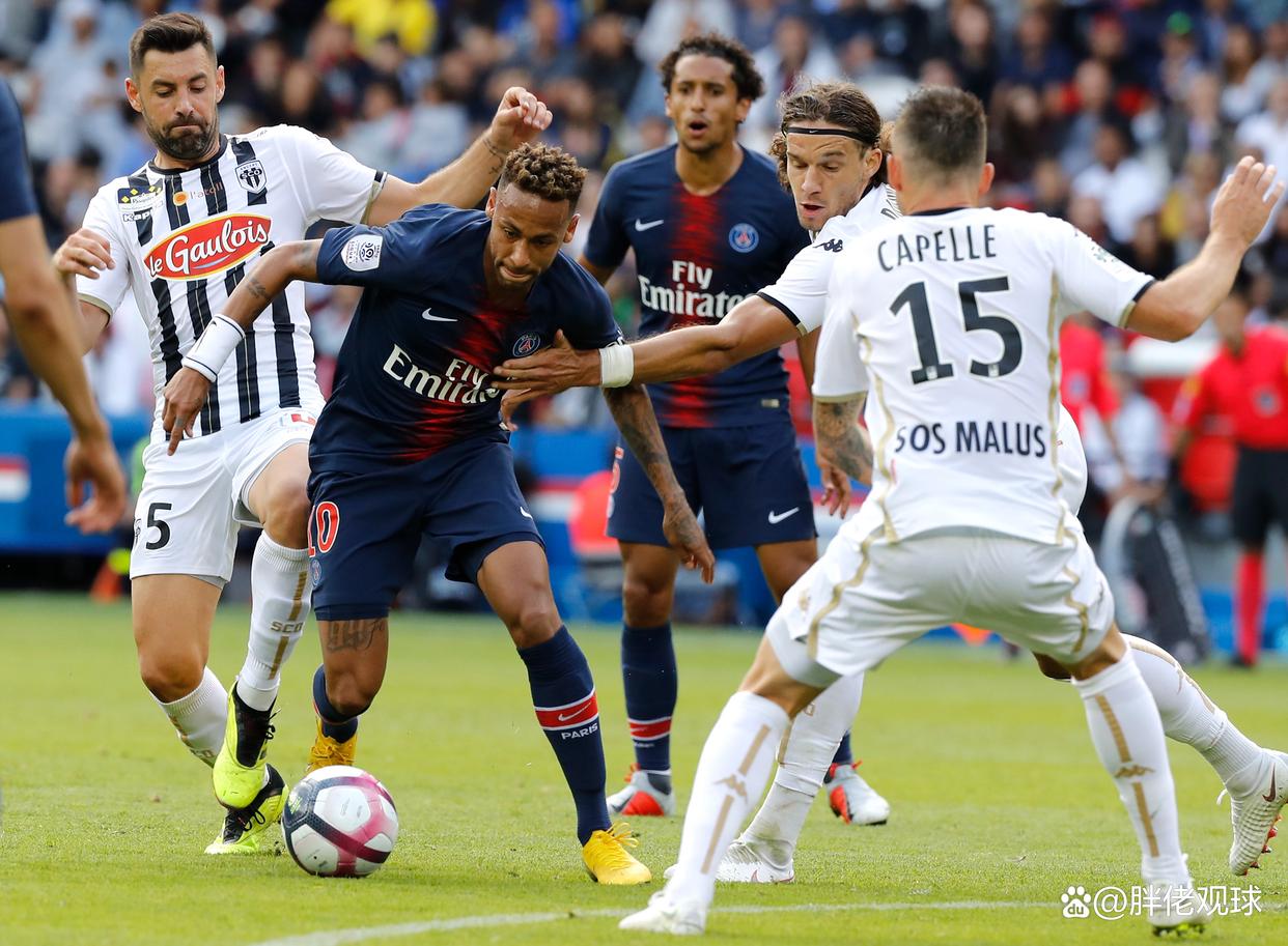 包含赛后德甲传出新动向，巴黎圣日耳曼外线爆发，管理层表态：更衣室稳定，年轻球员得到机会的词条