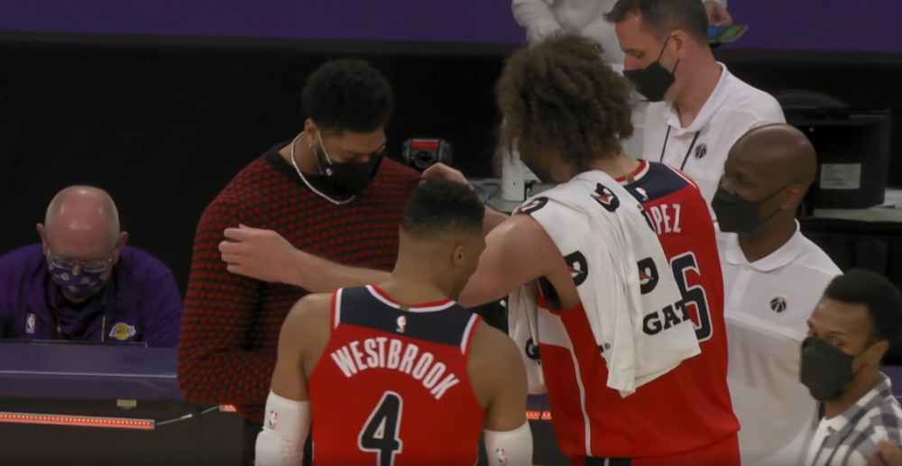 浓眉哥爆冷击败MAD,回归赛场引爆全场!的简单介绍